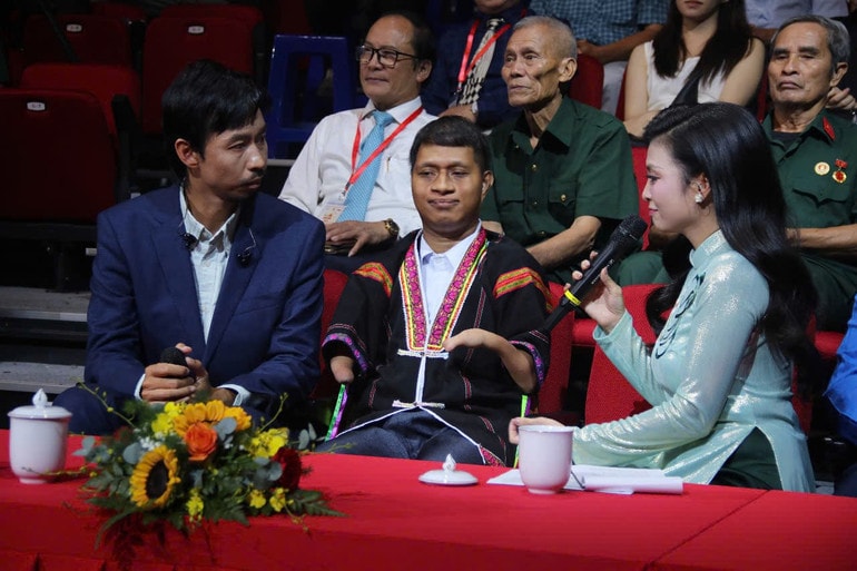 Anh Nay Djrueng (ngồi giữa) là nạn nhân da cam, người sáng lập Quỹ thiện nguyện den.jpg