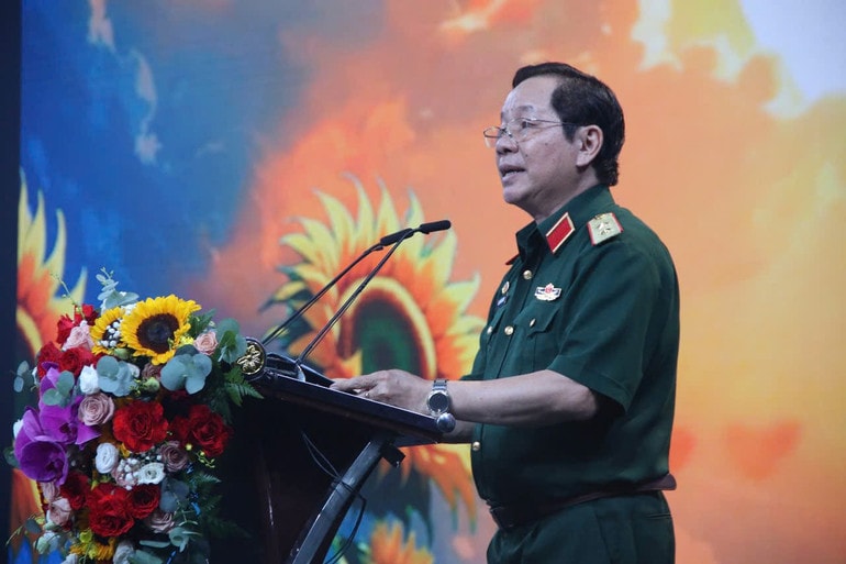 Trung tướng Nguyễn Hữu Chính, Chủ tịch Hội nạn nhân chất độc da cam/dioxin Việt Nam phát biểu. (Ảnh: HẢI LY) nhc.jpg