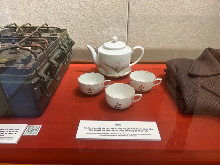 Bộ ấm chén của gia đình Đại tướng Nguyễn Chí Thanh dùng tiếp Chủ tịch Hồ Chí Minh và các đồng chí trong Bộ Chính trị.
