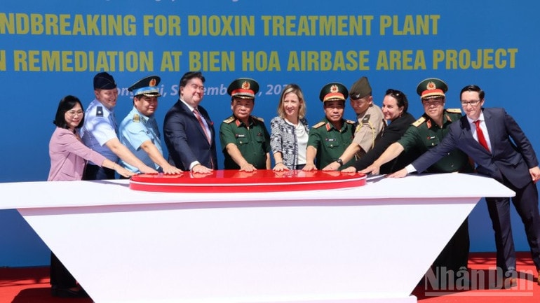 Đại biểu thực hiện nghi thức khởi công xây dựng, lắp đặt hệ thống công nghệ nhiệt xử lý dioxin tại sân bay Biên Hòa. ndo_br_img-9621-resize-8874.jpg