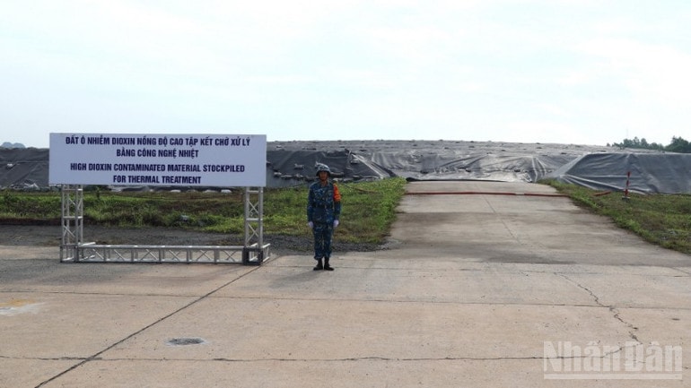Khu vực đất ô nhiễm dioxin nồng độ cao tập kết chờ xử lý bằng công nghệ nhiệt. ndo_br_img-9493-resize-8450.jpg
