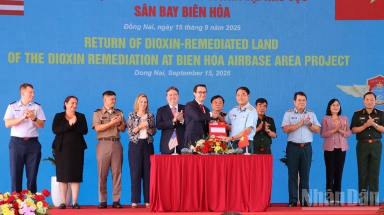 Trao chứng nhận khu vực khoảng 6ha đất đã làm sạch dioxin tại sân bay Biên Hòa. ndo_br_img-9568-resize-2403.jpg