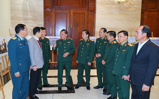 Các đại biểu trao đổi bên lề hội nghị. (Ảnh: HP/BQP) 3-6826.jpg