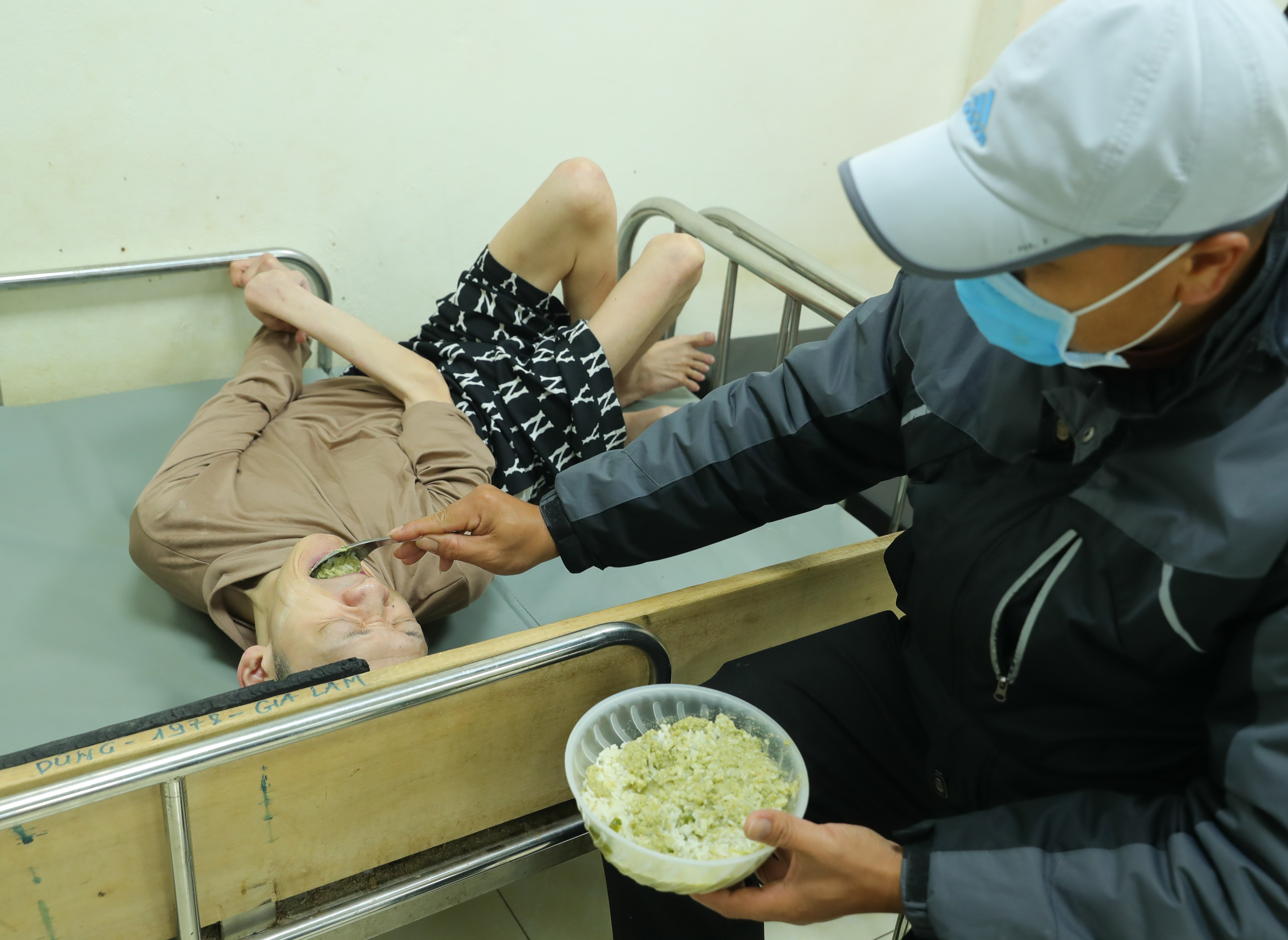 Bệnh nhân nặng cần sự hỗ trợ đặc biệt tại Trung tâm chăm sóc, nuôi dưỡng và điều trị nạn nhân bị nhiễm chất độc da cam/dioxin thành phố Hà Nội. (Ảnh: TTXVN)