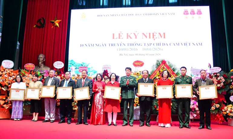 Ban Biên tập Tạp chí Da cam Việt Nam trao tặng Giấy khen cho các cộng tác viên xuất sắc. dc2.jpg