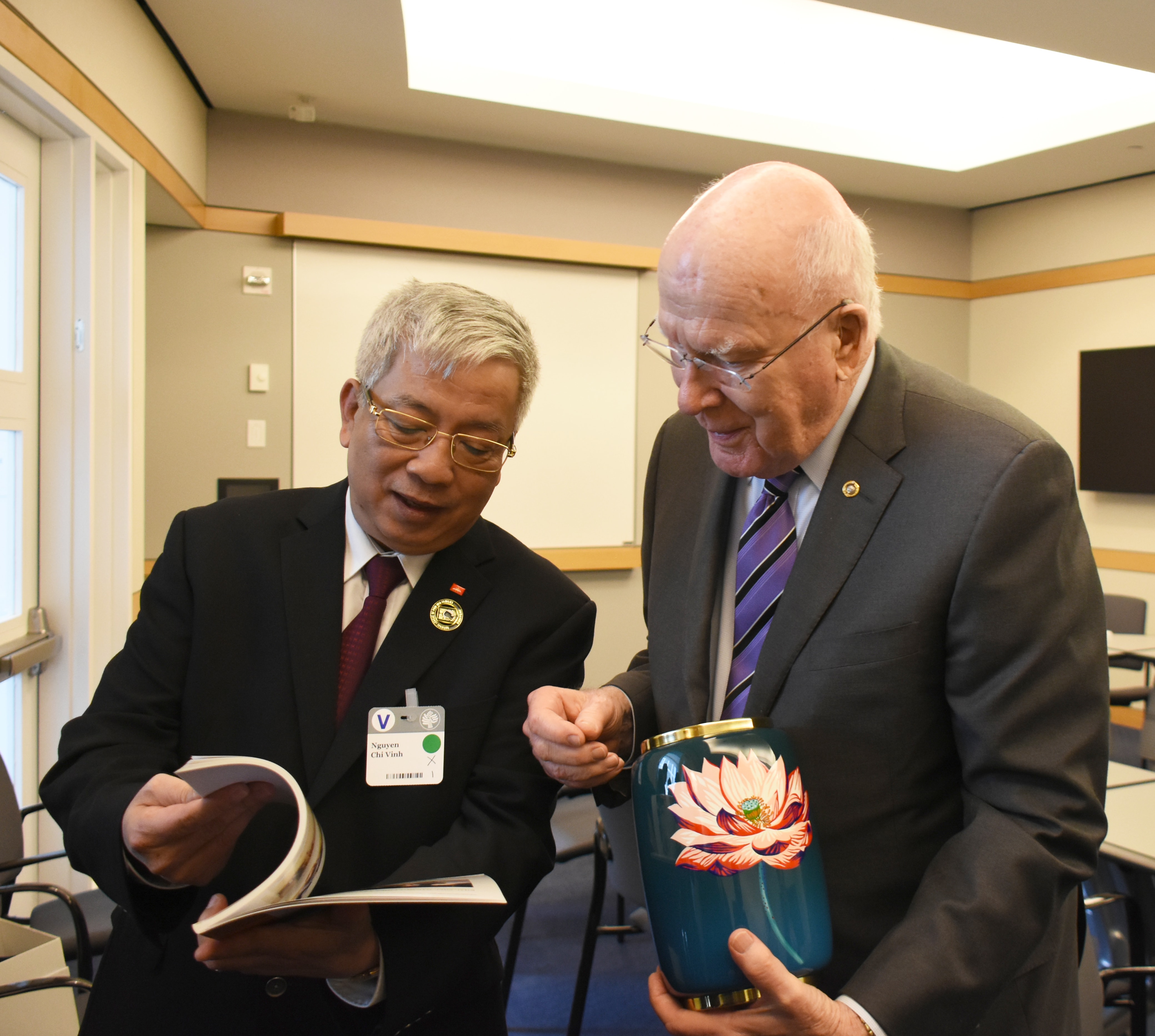 Thượng tướng Nguyễn Chí Vịnh giới thiệu với Thượng nghị sĩ Patrick Leahy một cuốn sách ảnh về Việt Nam
