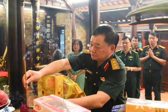 Thượng tướng Hoàng Xuân Chiến dâng hương tưởng niệm Đại tướng Nguyễn Chí Thanh và Thượng tướng Nguyễn Chí Vịnh
