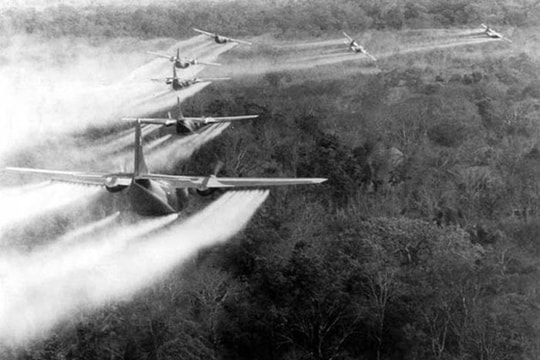 Cận cảnh những thùng chứa chất độc da cam được quân đội Mỹ đưa đến sân bay Đà Nẵng