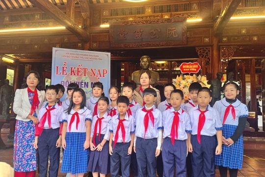 Đoàn học sinh tiêu biểu Trường Tiểu học Nguyễn Trãi tới thăm Bảo tàng Đại tướng Nguyễn Chí Thanh