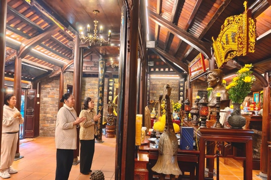 Phu nhân cố Đại tướng Phùng Quang Thanh dâng hương tưởng niệm Đại tướng Nguyễn Chí Thanh