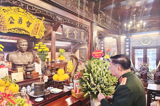 Đại tướng Nguyễn Trọng Nghĩa đến thắp hương cho Đại tướng Nguyễn Chí Thanh, Thượng tướng Nguyễn Chí Vịnh